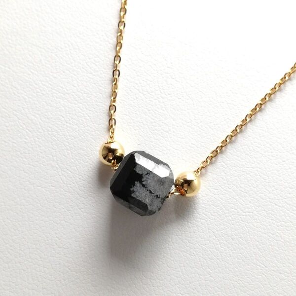 【No.2248】 スノーフレークオブシディアン キューブカット 8mm 天然石 ネックレス ゴールドカラー サージカルステンレス