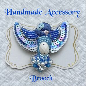 ハンドメイドブローチ ビーズ刺繍の小鳥ブローチ*ブルー