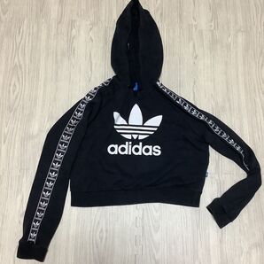 adidas ショート丈パーカー トレーナー
