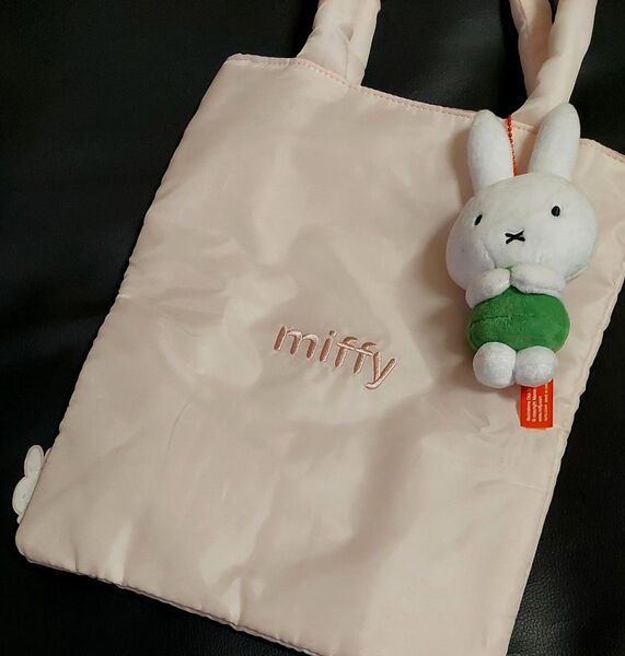 ミッフィー ふわふわ トートバック ピンク ぬいぐるみ チャーム付き