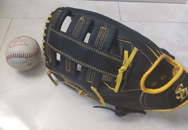 グローブ 一般軟式 左投用とボールソフトバンクホークス