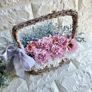 カーネーションとガーベラの花籠アレンジメント アーティフィシャルフラワーmix 妖精が忘れた首飾り付き