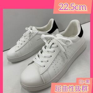 22.5cm★新品★レディース スニーカー☆軽量フェイクレザーシューズ白黒 滑り止め加工