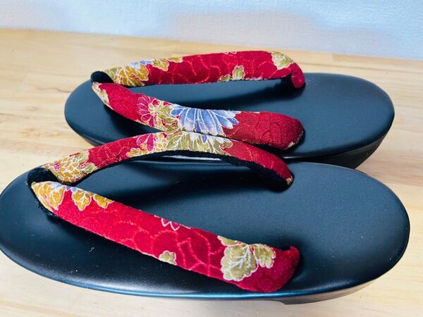 未使用品に近い下駄 女性用 黒塗り台 赤色鼻緒 花柄 フリーサイズ