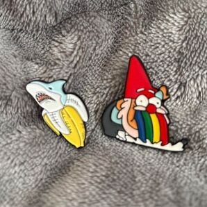 サメと小人 ピンバッジ