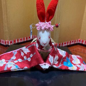 古布縮緬細工 晴れ着であいさつうさぎさん高さ12.5cm