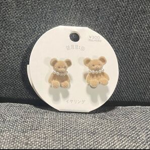 スリーコインズ クマ樹脂イヤリング ベージュ