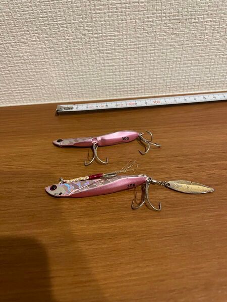 ジャクソン 飛び過ぎダニエル30g×2個 一つはブレードとシングルフックが付いているタイプです。合計2個