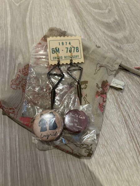 UNGRID accessory ピアス&ノベルティ缶バッジ2個セット