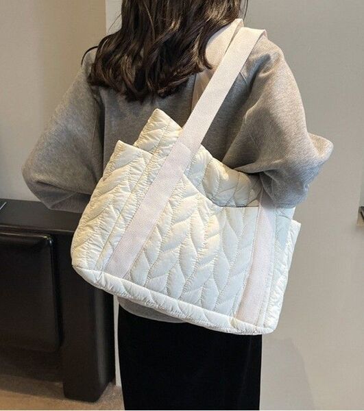 トートバッグ ホワイト キルティング マザーズバッグ 大容量 ショルダーバッグ 白 リーフ柄 コンパクト 約30×38cm