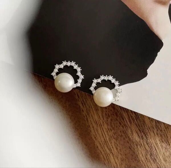 N161高品質 上品 小ぶり パール シルバー色 キラキラ イヤリング 痛くない 韓国 結婚式 発表会 日常 通勤 おしゃれ 上品