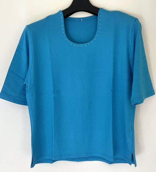 ビジュー付きラインストーン襟元 青半袖Tシャツ 肩パット付きブルーショート丈新品タグ付きプレゼントにも母の日