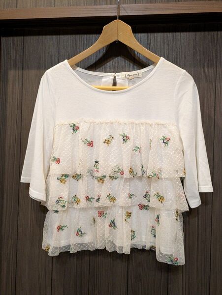 レース刺繍入りトップス