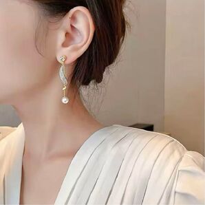 【新品未使用】パールピアス 韓国 シンプル ゴールドレディースジルコニア