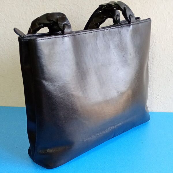 【USED美品】ハンドバッグ ブラック レザー 編み込みハンドル Wポケットデザイン ファスナー&スナップボタン開閉 肩掛け可能