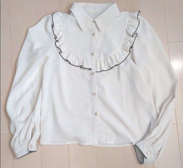 イング INGNI ブラウス フリル トップス クリーム色 Mサイズ