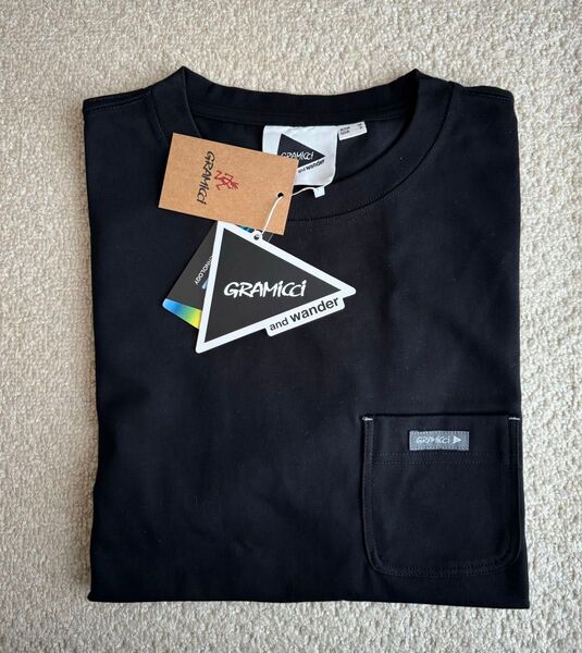 新品 and wander × gramicci BACKPRINT TEE / グラミチ バックプリントT ブラック