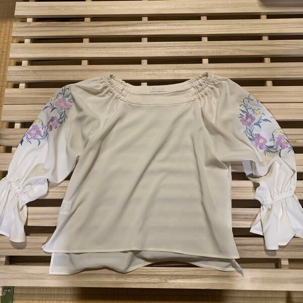 feroux 花柄刺繍ブラウス パフスリーブ クリーム色