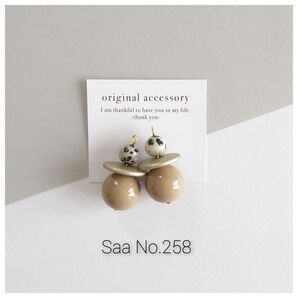 258 ダルメシアンジャスパー 8mm ベージュ カジュアル ピアス イヤリング ハンドメイド