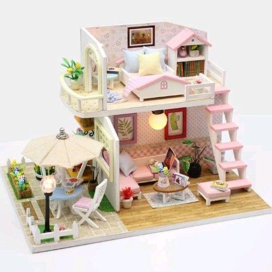 ドールハウス完成品オーダー。ピンクの屋根裏部屋