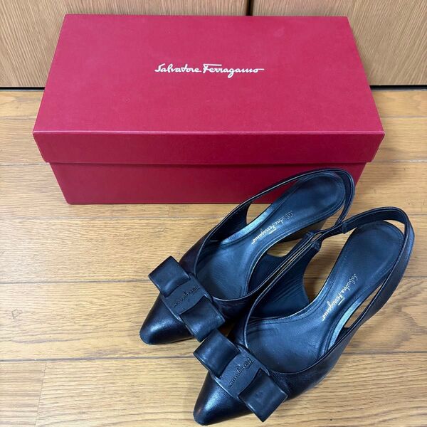 Salvatore Ferragamo 黒 リボン スリングバックミュール