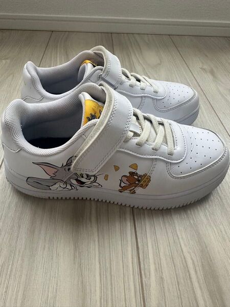 美品 トムとジェリーTom and Jerryキッズスニーカー 白スニーカー上履き 22.5cm