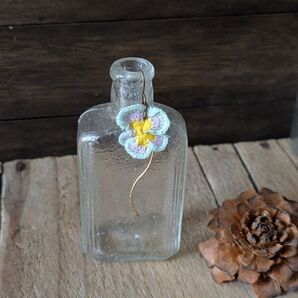 華やかすみれのキラキラ流れるピアス