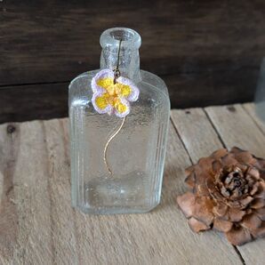 華やかすみれのキラキラ流れるピアス