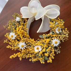 ミモザのミニリースに花かんざしをアレンジしました。そしてオーガンジーのリボンをつけました。