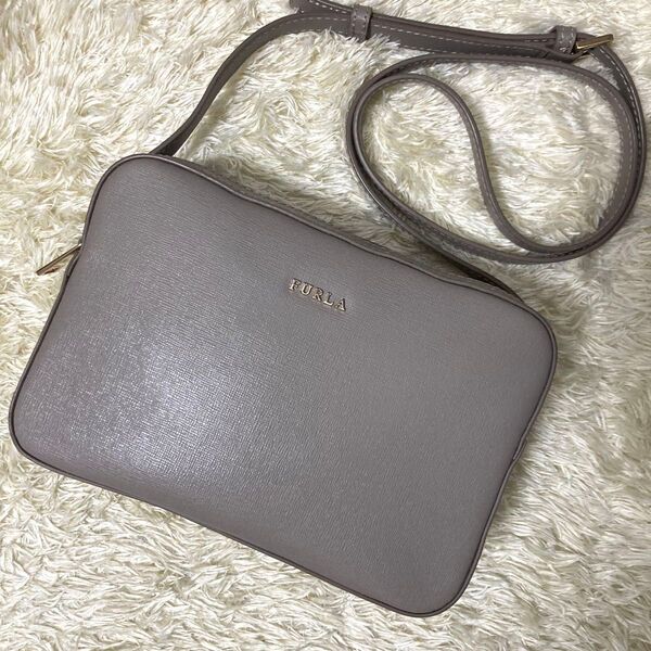 【極美品】FURLA フルラ ショルダーバッグ グレージュ レザー 革 リリー XL カメラバッグ ロゴ金具