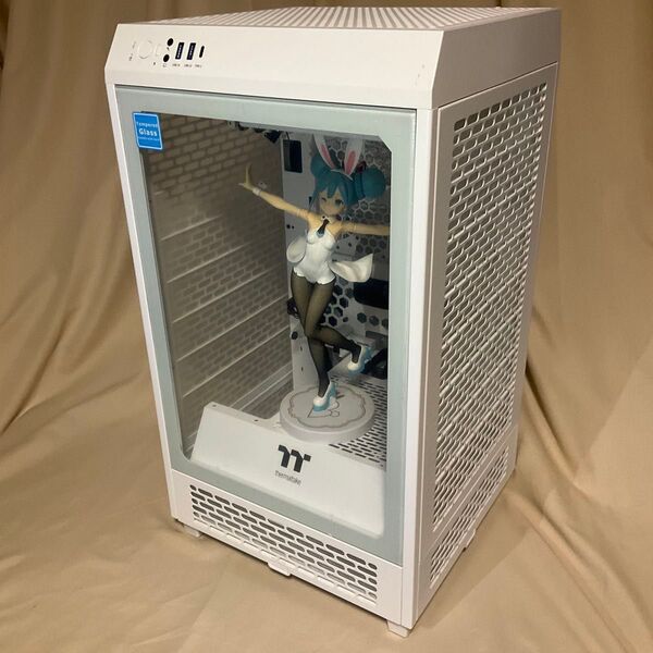 Thermaltake The Tower 200 Snow Edition 白 フィギュア付き