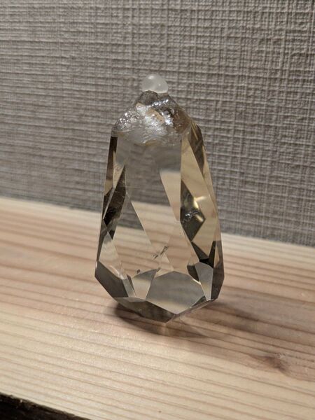 雫型 スモーキーファセットカット 水晶 頭に虹有り!透明感すごい。