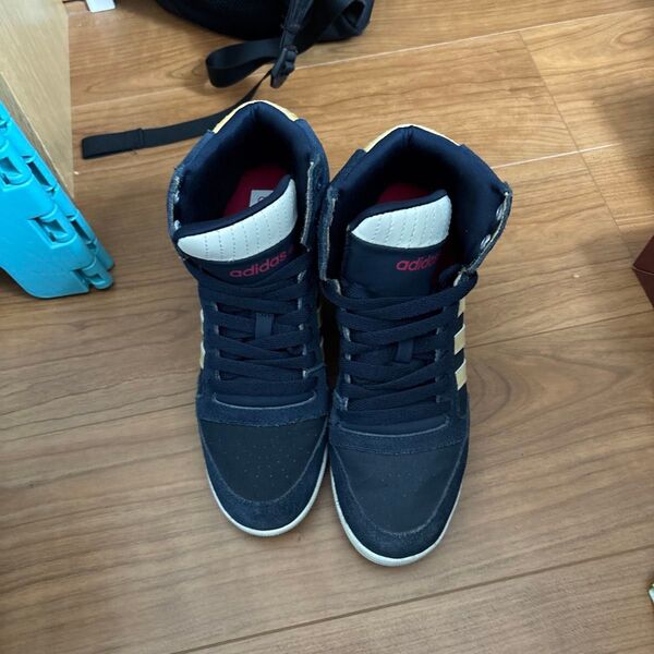 adidas インヒール ハイカットスニーカー