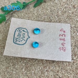 a306. ** 一粒ガラスピアス (水色ストライプ) ** サージカルステンレス21G 0.7mmポスト