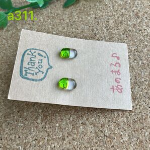 a311. ** 一粒ガラスピアス (カプセルグリーン) ** サージカルステンレス21G 0.7mmポスト ゴールドメッキ