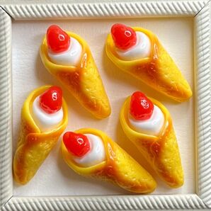 NO.219 デコパーツ ミニチュア いちごのせクレープ 1個28円