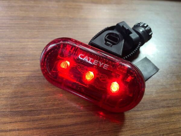 美品 Cateye 3LED 乾電池式高輝度ワイド配光テールライト TL-LD130