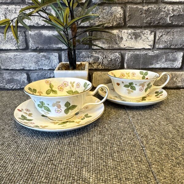 ウェッジウッド ワイルドストロベリー カップ&ソーサー セット 2客 WEDGWOOD 黒壺 ①