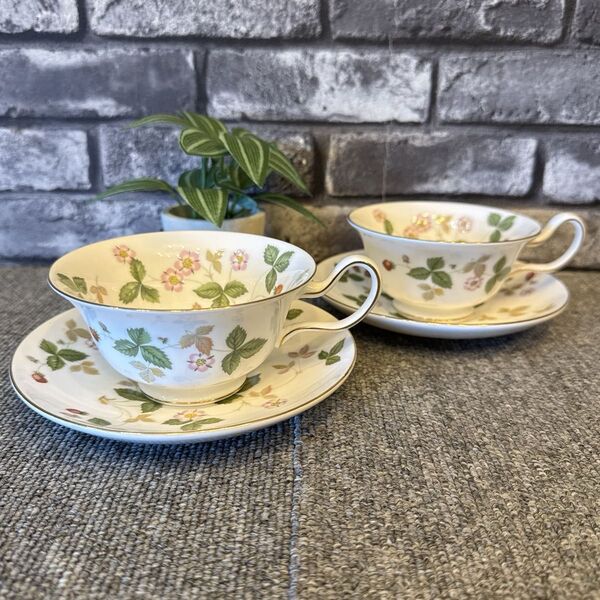 ウェッジウッド ワイルドストロベリー カップ&ソーサー セット 2客 WEDGWOOD 黒壺 ②