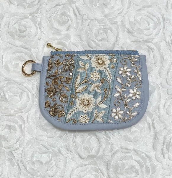 フラットポーチ☆3種のインド刺繍リボン☆爽やかブルー☆吊り下げ可能なカラビナリング付き☆ハンドメイド