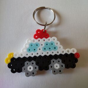 手作り パトカー キーホルダーアイロンビーズ