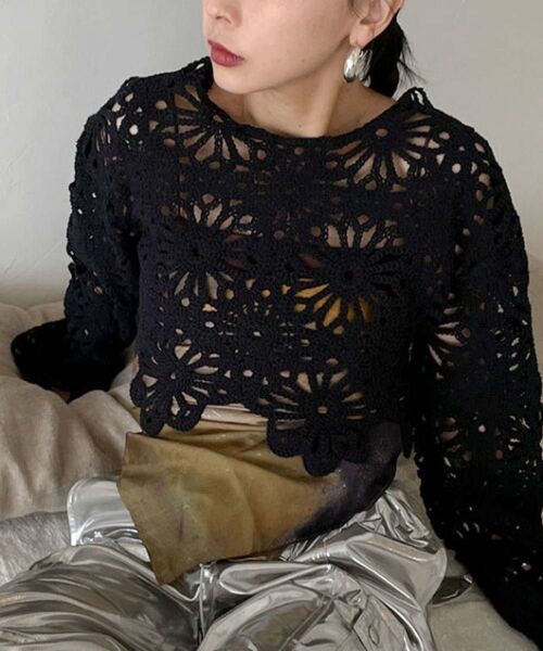 AMERI MEDI FLOWER SAINT LACE TOP