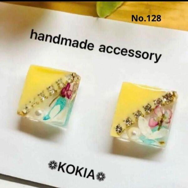 No.128 ハンドメイド ピアス イヤリング イエロー スクエア 押し花