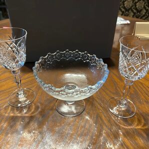 ワイングラス2個とガラスの脚付きつまみ皿1個