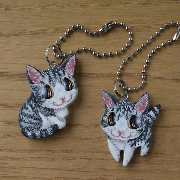 猫No37・小キーホルダー2個セット バッグチャーム ハンドメイド雑貨 猫雑貨 アクセサリー 銀白ハチワレ猫