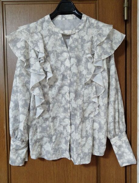 美品 MAJESTICLEGON レディフリルブラウス グレー Mサイズ