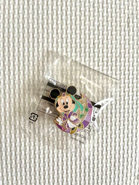 ディズニー ミニー ピンバッジ ディズニーシー ゲーム景品 アズールバザール 20周年シール付き