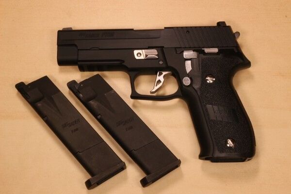 東京マルイ SIG P226RAIL ブラック&シルバー カスタム スペアマガジン付き ガスブローバック GBB SAUER