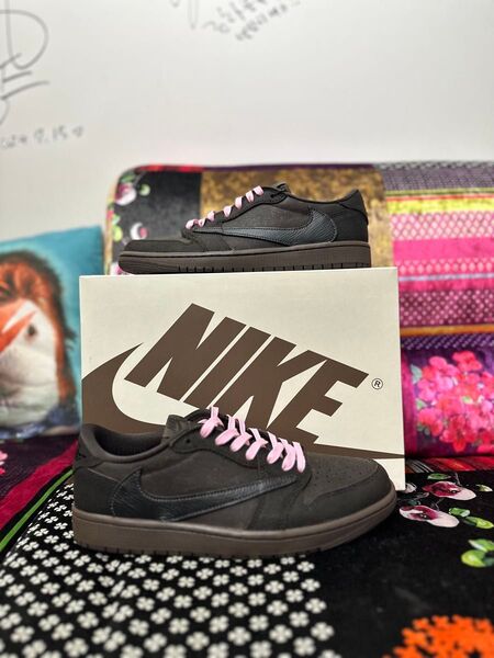 Travis Scott × Nike Air Jordan 1 ダークモカ