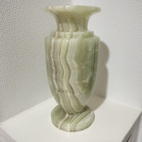 美品中古 淡いグリーン系のきれいな大理石の花瓶